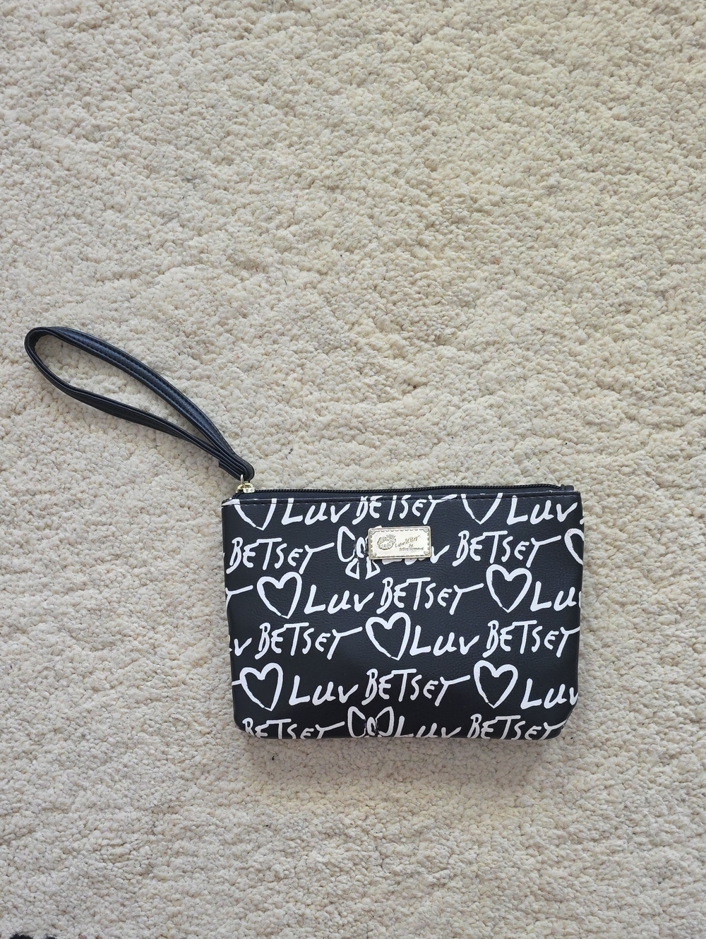 LIKE NEW: BETSEY JOHNSON CROSSBODY BAG/WRISTLET